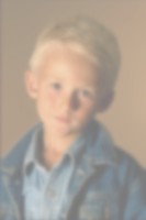 Una fotografía de un niño que está borrosa y muy clara, haciendo que sea difícil ver los detalles